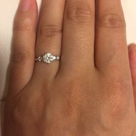 【モニッケンダム(MONNICKENDAM)の口コミ】 シンプルで重ねづけができて、全体は細めで高品質なダイヤが目立つものを…