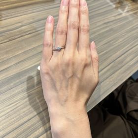 【BIJOUPIKO(ビジュピコ)の口コミ】 真ん中にメインのダイヤ、両サイドにメレダイヤが付いていてきれいで華や…