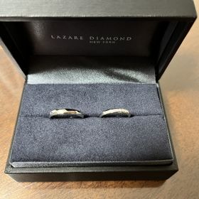 【ラザール ダイヤモンド(LAZARE DIAMOND)の口コミ】 決め手はデザインです。ストレートの指輪に斜めにダイヤが入っているデザ…