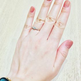 【銀座ダイヤモンドシライシの口コミ】 結婚指輪と重ね付けしても邪魔にならないデザインを探していて何店舗か回…