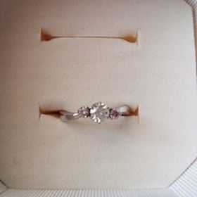 【4℃ BRIDAL(ヨンドシーブライダル)の口コミ】 夫が一人きりで選んでくれました。
ダイヤモンドのクオリティが自由に選べ…