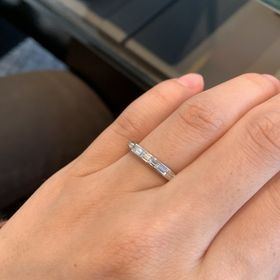 【エクセルコダイヤモンド(EXELCO DIAMOND)の口コミ】 デザインがとてもエレガントで素敵な点が気に入りました。
個人的に、四角…