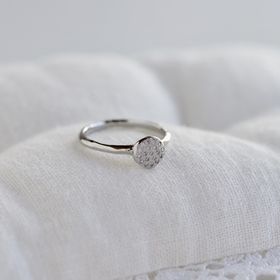 【hitotsuchi(ヒトツチ)の口コミ】 シンプルなデザインで普段使いを考えていました。
実際のデザインも普段使…