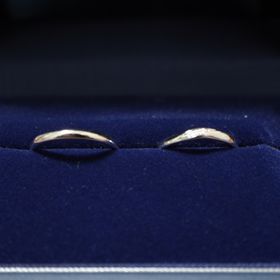 【銀座ダイヤモンドシライシの口コミ】 長年つけることができるシンプルなものを探していました。初めはダイアモ…