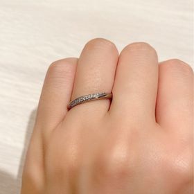 【PORTADA(ポルターダ)の口コミ】 ストレートリングですが、ウェーブ状にダイアモンドが散りばめてあり好み…