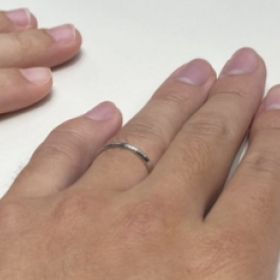 【アイプリモ(I-PRIMO)の口コミ】 シンプルで飾らないデザインに惚れ込んで購入。
また夫婦共に手が細い為、…