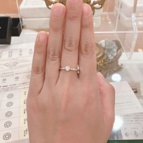 【Mariage ent(マリアージュエント)の口コミ】 ロン・ボヌールはサイドのダイヤモンドをピンクやブルーにできるようです…