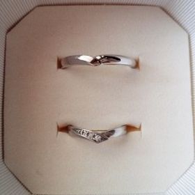 【4℃ BRIDAL(ヨンドシーブライダル)の口コミ】 夫に贈ってもらった婚約指輪が4℃のものだったので、こちらのブランドの結…