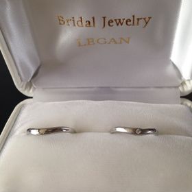 【LEGAN(レガン)の口コミ】 婚約指輪の購入は考えていなかったので、小さなダイヤがワンポイント入っ…