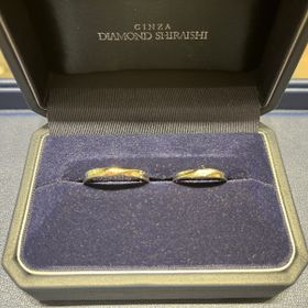 【銀座ダイヤモンドシライシの口コミ】 ウェーブがかったデザインが可愛くて決めました。価格についてもダイヤの…