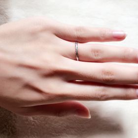 【STAR JEWELRY(スタージュエリー)の口コミ】 結婚指輪なのでつけていても違和感のない、シンプルで華奢なものを探して…