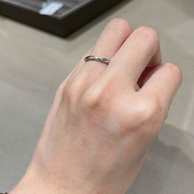 【アイプリモ(I-PRIMO)の口コミ】 指輪の形はストレートでありながら、流れるようなデザインで遊び心があり…