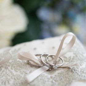 【PAVEO CHOCOLAT(パヴェオショコラ)の口コミ】 細めでシンプルなデザインを探していました。婚約指輪はダイヤの大きさな…