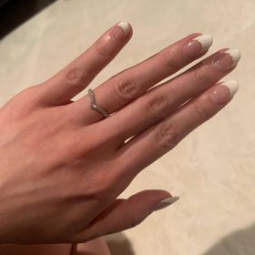 【ティファニー(Tiffany & Co.)の口コミ】 指がスッキリ見えるVデザインと婚約指輪との重ね付けのしやすさが決め手に…