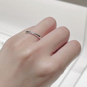 【俄(にわか)の口コミ】 さりげない斜めのダイヤの入れ方がかわいらしかったです。指輪自体がまっ…