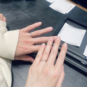 【Something Blue(サムシングブルー)の口コミ】 ウェーブデザインでも均一ではなく、ダイヤのまわりのウェーブが強くなっ…