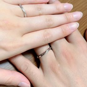 【Galopine & Galopin(ガロピーネガロパン)の口コミ】 デザインがシンプルでなおかつ少し太めなのでインパクトもあって、ウェー…