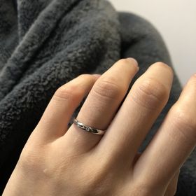 【nocur(ノクル)の口コミ】 指輪の決め手はデザインです。旦那さんと初めて指輪を見に行き形、色、太…