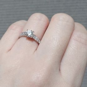 【宝寿堂(ほうじゅどう)の口コミ】 品質、デザイン、価格のバランスが良かったことです。婚約指輪については…