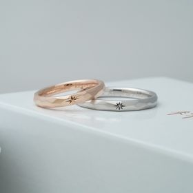 【THREE TREES(スリーツリーズ)の口コミ】 シンプルで自分たちだけのデザインが作れるということでこちらの指輪を選…