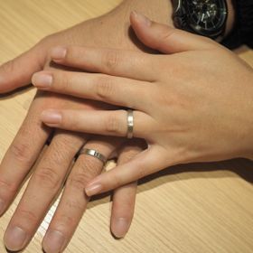 【Katamu(カタム)の口コミ】 シンプルでありながら、ワンポイントのデザインが素敵でこの指輪に決めま…