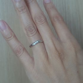 【アイプリモ(I-PRIMO)の口コミ】 付けてみて自分の指の太さと合っていると感じたのでこれに決めました。斜…