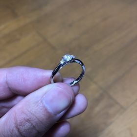 【銀座ダイヤモンドシライシの口コミ】 繊細でいて動きのあるデザインが気に入りました。お店の方にダイヤモンド…