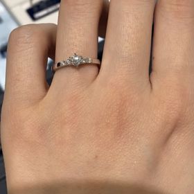 【ROYAL ASSCHER(ロイヤル・アッシャー)の口コミ】 真ん中のダイヤモンドはロイヤルアッシャー特有の白い光で輝いており、と…