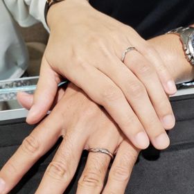 【GALA JEWELRY(ガラジュエリー)の口コミ】 ウェーブのデザインが可愛らしく、夫婦ペアだと分かりやすいデザインだと…