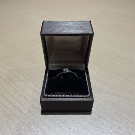 【アイプリモ(I-PRIMO)の口コミ】 丸みのある花びらで愛らしく咲き誇るピオニーの花をモチーフにしており、…