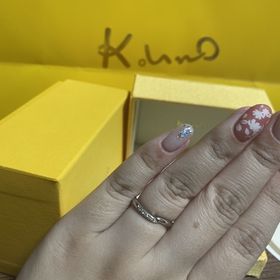 【ケイウノ ブライダル(K.UNO BRIDAL)の口コミ】 婚約指輪との重ね付けをした時にフィットして欲しかったのと、Vの形にする…