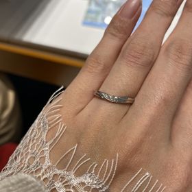 【銀座ダイヤモンドシライシの口コミ】 デザインに惹かれて決めました。
ファッションリング感より結婚指輪感が欲…