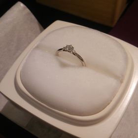 【俄(にわか)の口コミ】 指輪のデザインです。
鈴蘭をモチーフにしていて、繊細でとてもきれいです…