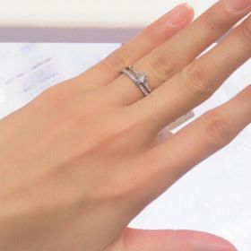 【アーヴェルシュシュ(arbel shushu)】の口コミ こちらの婚約指輪は真ん中のブリリアントカットのダイヤモンドの両サイドに...