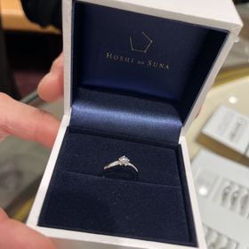 【HOSHI no SUNA 星の砂(ほしのすな)の口コミ】 シンプルなデザインなのにしっかりと存在感があり、とても綺麗に輝いてい…