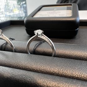 【エクセルコダイヤモンド(EXELCO DIAMOND)の口コミ】 ダイヤとデザインを別々に選ぶことができ、セミオーダーだったので、彼の…