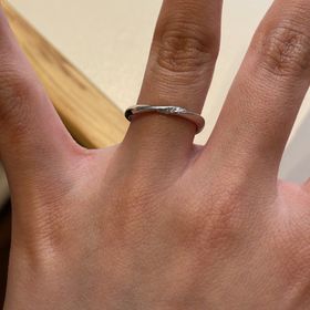 【PORTADA(ポルターダ)の口コミ】 細めで探していたので真ん中にかけてウェーブしているデザインが可愛くて…