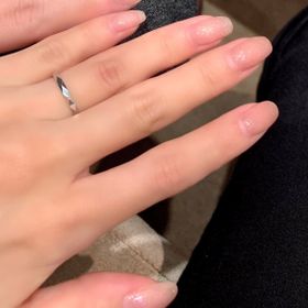 【ブシュロン(BOUCHERON)の口コミ】 ダイヤはついていないですが、指輪表面がカットされているので角度が変わ…