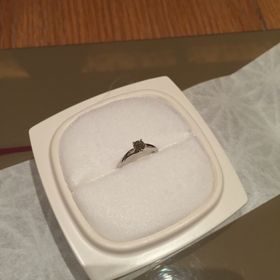 【俄(にわか)の口コミ】 他のブランドがどれも同じに感じてしまったなか、桜の花を表す婚約指輪と…