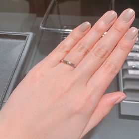 【エクセルコダイヤモンド(EXELCO DIAMOND)の口コミ】 ストレートラインの指輪ですが、中央にねじれたようなデザインがあるため…