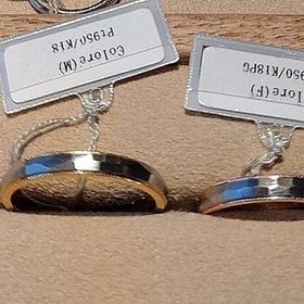 【ith(イズ)の口コミ】 プラチナで表面に特徴的なカットが入っていて、光の反射角度できらきらし…