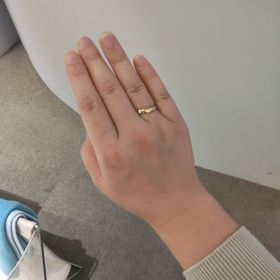 【銀座ダイヤモンドシライシの口コミ】 シンプルながらリングに少し厚みがあり、バイカラーで存在感があるデザイ…