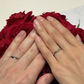 【ラザール ダイヤモンド(LAZARE DIAMOND)の口コミ】 指輪のデザインはシンプルで洗練されており、自分たちの手の形状に馴染ん…