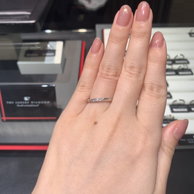 【ラザール ダイヤモンド(LAZARE DIAMOND)の口コミ】 ダイヤモンドが多くはないがキラキラしていてそこがいいなと思います。キ…