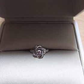 【ブシュロン(BOUCHERON)の口コミ】 何となく立ち寄っただけだったのですが、ショーウィンドでのダイヤの輝き…