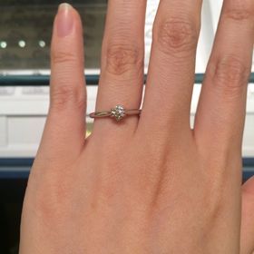 【銀座ダイヤモンドシライシの口コミ】 シンプルで綺麗な婚約指輪でした。
店員さん曰く、「お客様の意見を反映さ…