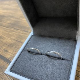 【Flowaves(フロウェーブス)の口コミ】 着け心地とデザインが決め手になりました。
シンプルなデザインですがダイ…