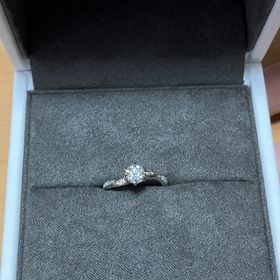 【COCKTAIL(カクテル)の口コミ】 中心のダイヤ付近がピンクゴールドの波状のデザインになっており、華やか…