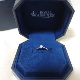 【ROYAL ASSCHER(ロイヤル・アッシャー)の口コミ】 シンプルめのもので石が一つのものが良かった
リング部分がねじれているも…