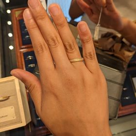 【YUKA HOJO(ユカホウジョウ)の口コミ】 下のラインはミル打ち？上は石が並んでいるデザイン性のある指輪です。こ…